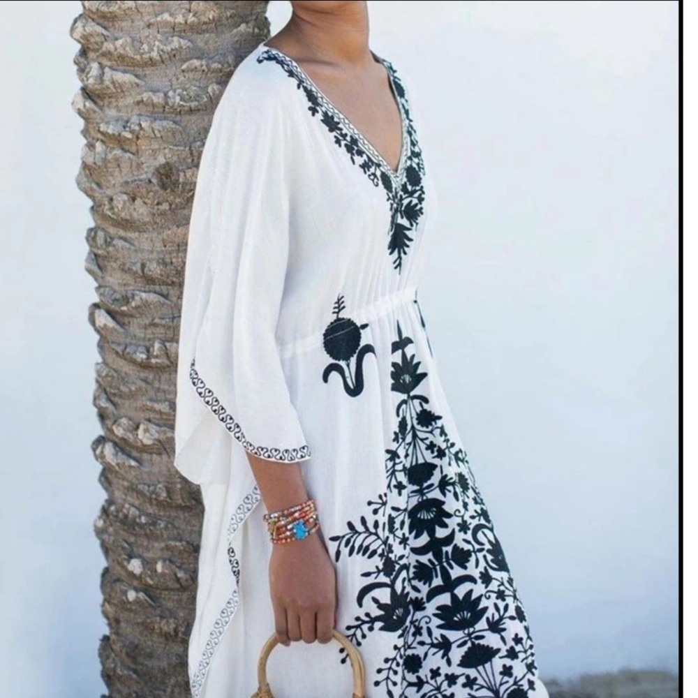 5⭐💢Black/White Embroidered Beach Cover Up